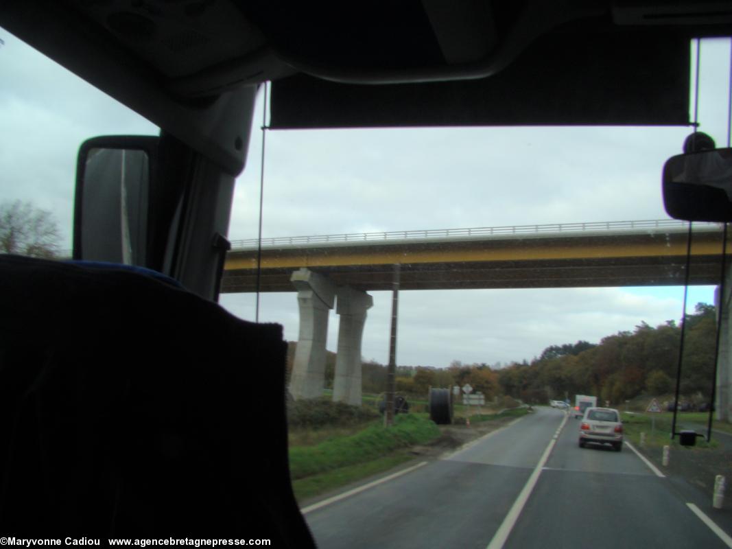 On approche de Karaez le 30 nov. 2013. Le nouveau pont de la déviation sud de Carhaix, la 4 voie partielle dite la route du milieu, la RN 164, de Rennes à Châteaulin. Bonnets Rouges, Karaez 30 nov. 2013.