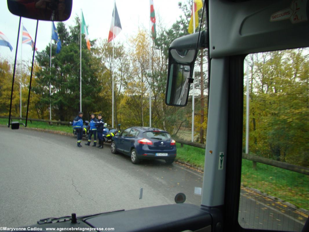 Du 44 vers Karaez (29) le 30 nov. 2013. Le rond point aux drapeaux de Carhaix. La police est discrète. Comme tout au long de la journée. Bonnets Rouges, Karaez 30 nov. 2013.