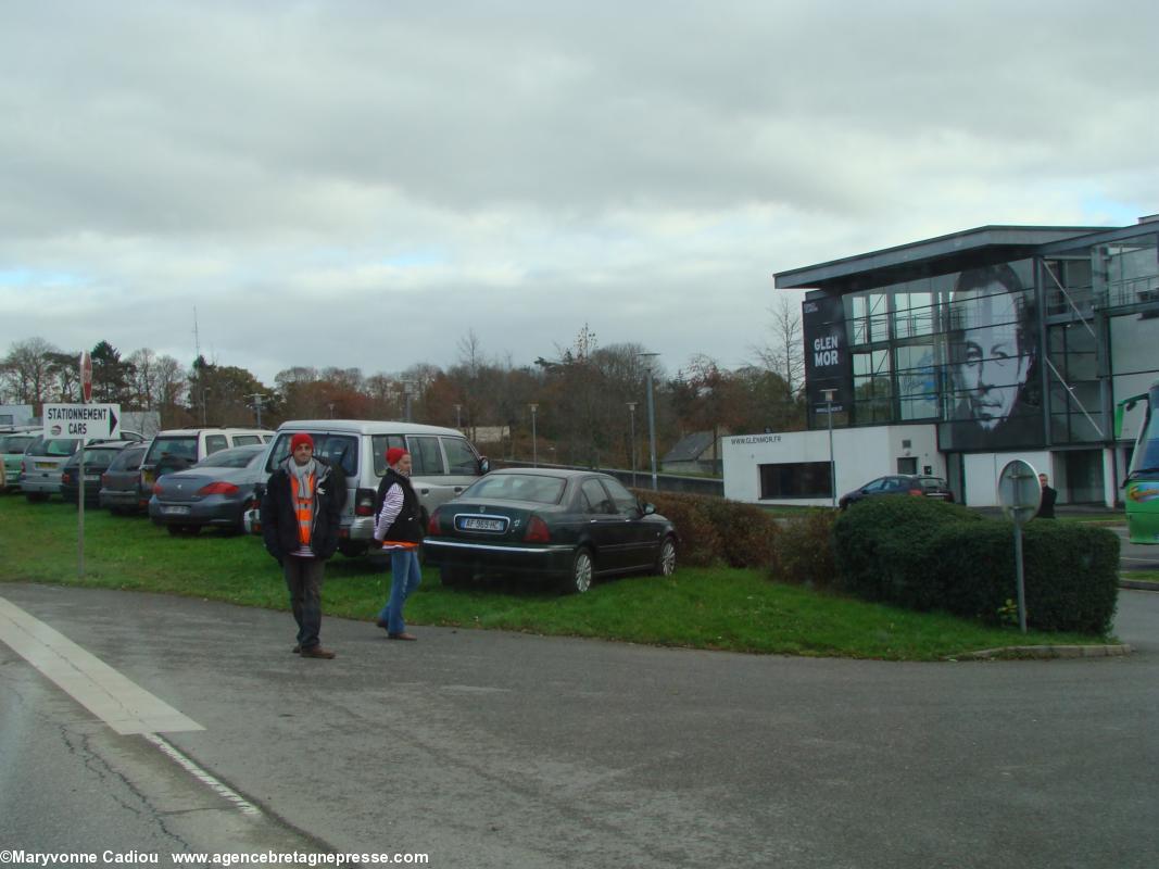 Du 44 vers Karaez (29) le 30 nov. 2013. Le parking prévu pour les cars est près de l'Espace Glenmor. Pensées émues pour Milig ? Bonnets Rouges, Karaez 30 nov. 2013.