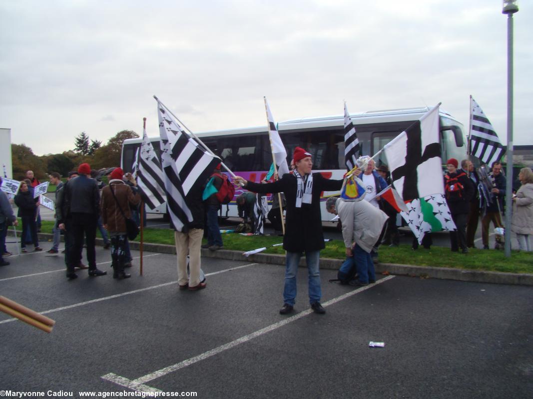 Arrivée à Karaez le 30 nov. 2013. Les drapeaux se déploient à l'arrivée du car de Loire-Atlantique. Bonnets Rouges, Karaez 30 nov. 2013.