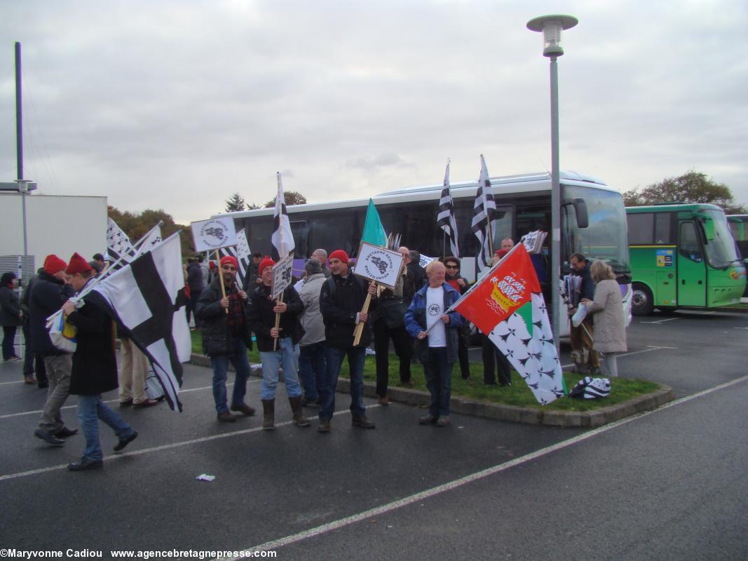 Arrivée à Karaez le 30 nov. 2013. Les panneaux sont sortis du car. François a apporté un nouveau drapeau de Nantes. Bonnets Rouges, Karaez 30 nov. 2013.