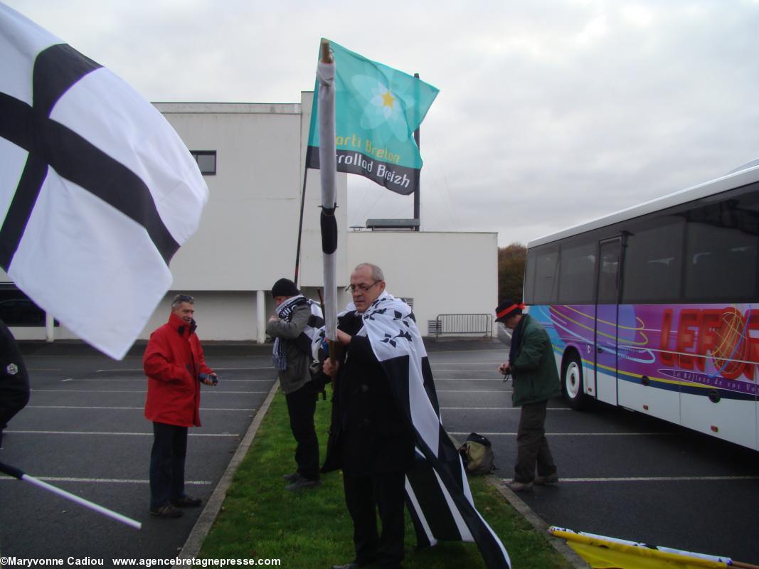 Arrivée à Karaez le 30 nov. 2013. Henry Colliot de Bretagne Réunie a été un organisateur du voyage très à la hauteur. Bonnets Rouges, Karaez 30 nov. 2013.