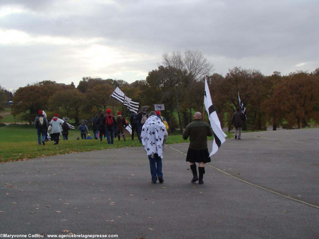 Ceux du 44 à Karaez le 30 nov. 2013. On se dirige vers le terrain des Vieilles Charrues en contrebas. Bonnets Rouges, Karaez 30 nov. 2013.