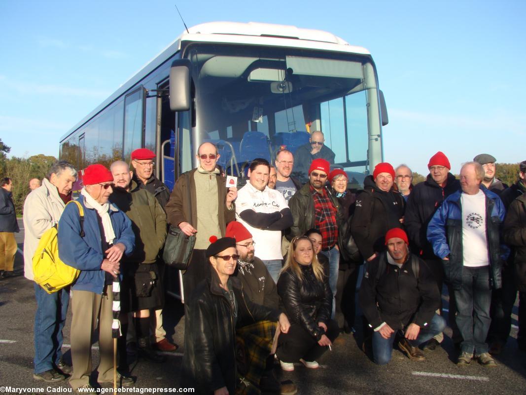 Du 44 vers Karaez (29) le 30 nov. 2013. Arrêt à l'aire de Marzan pour prendre ceux de la presqu'île de Guérande. 10 h 18. Bonnets Rouges, Karaez 30 nov. 2013.