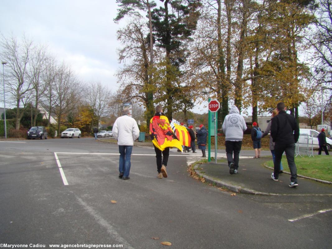 Changement de cap. C'est devant le château de Kerampuilh que ça se passe. Drapeaux du Trégor et bigouden. Bonnets Rouges, Karaez 30 nov. 2013.