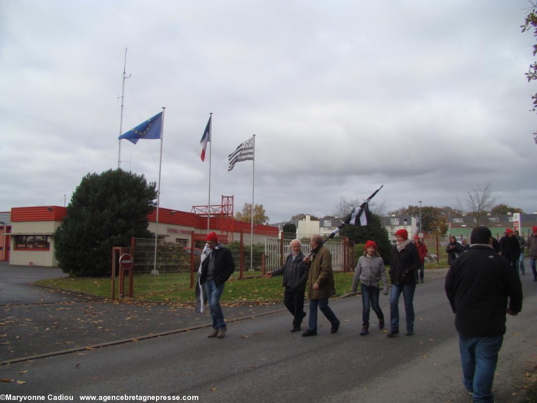 Passer devant la caserne des pompiers qui arbore le Gwenn ha du. Bonnets Rouges, Karaez 30 nov. 2013.