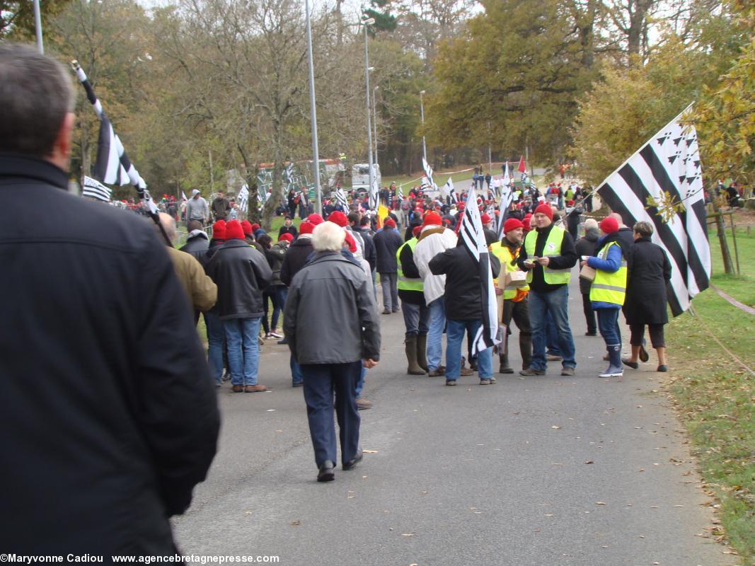 On approche. Vente d'autocollants. 13 h 30. Bonnets Rouges, Karaez 30 nov. 2013.