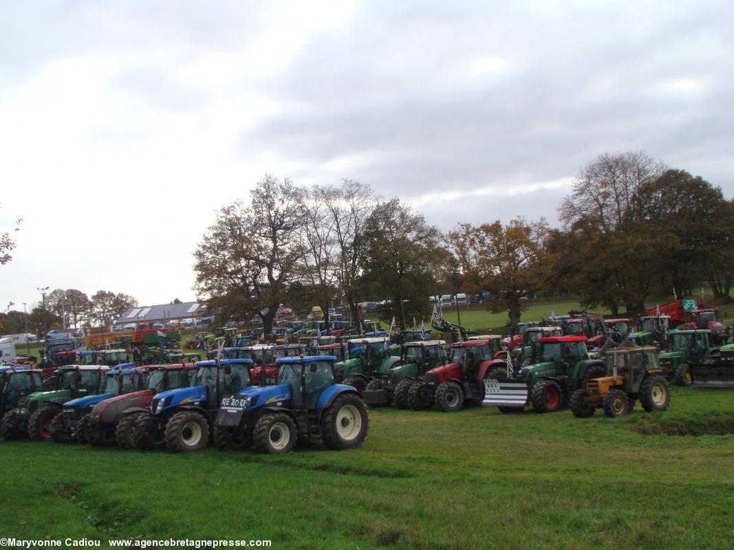 La marée des tracteurs. 13 h 30. Bonnets Rouges, Karaez 30 nov. 2013.