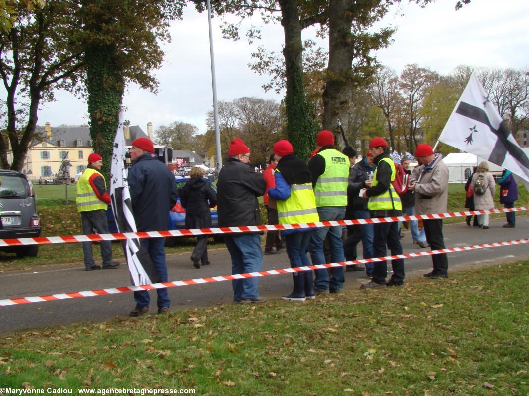 Au fond le château de Kerampuilh. Il va être traité contre la mérule, le champignon de la pierre. Bonnets Rouges, Karaez 30 nov. 2013.