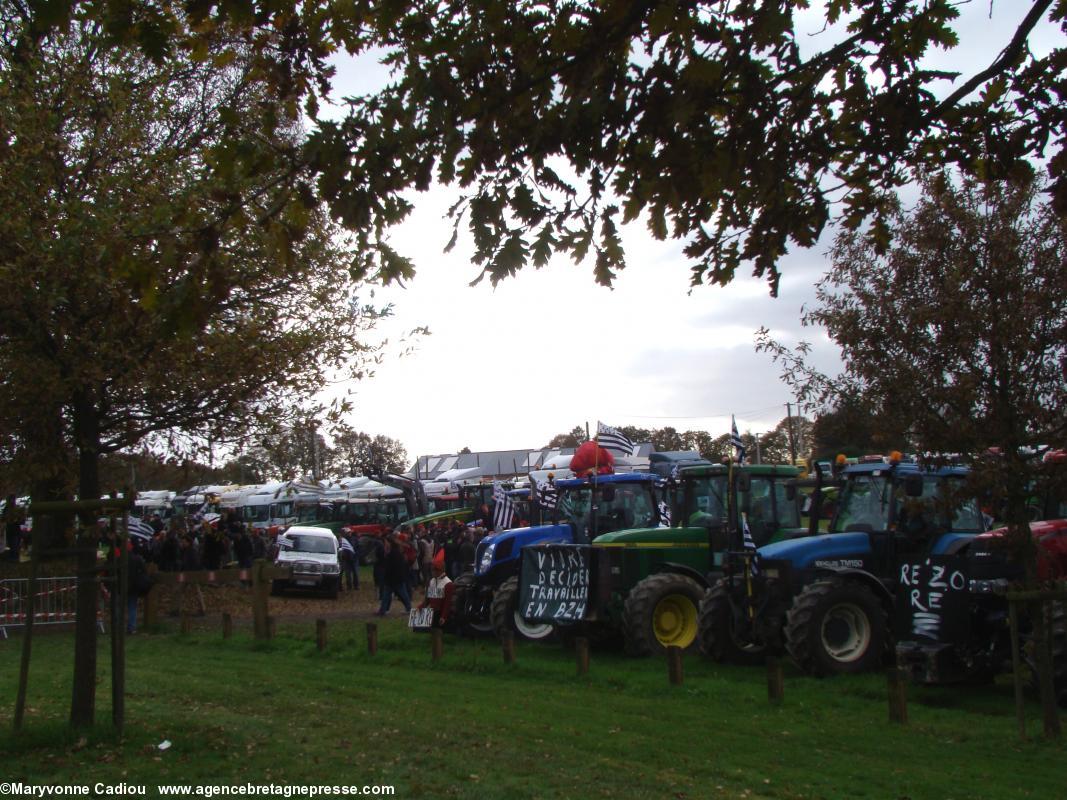 Une autre marée de tracteurs. Bonnets Rouges, Karaez 30 nov. 2013.