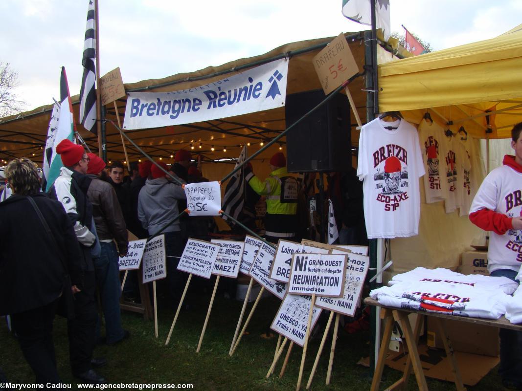 Au stand de Bretagne Réunie on trouve des gwenn ha du avec hampe pour 5 euros. Et on peut prendre une pancarte pour le défilé imminent. Bonnets Rouges, Karaez 30 nov. 2013.