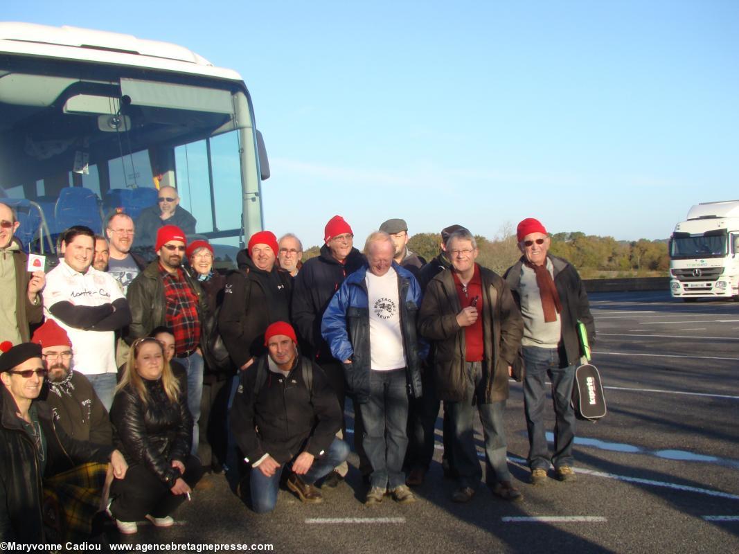 Du 44 vers Karaez (29) le 30 nov. 2013. Arrêt à l'aire de Marzan pour prendre ceux de la presqu'île de Guérande. 10 h 18. Bonnets Rouges, Karaez 30 nov. 2013.