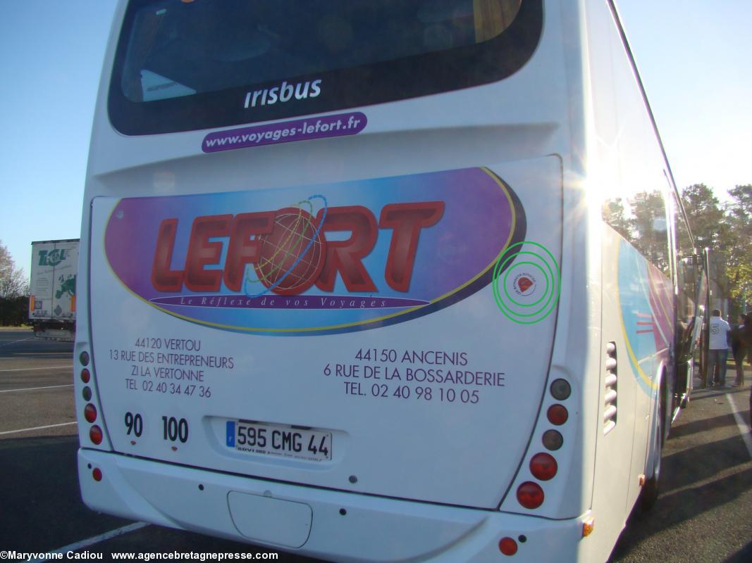 Du 44 vers Karaez (29) le 30 nov. 2013. Le chauffeur accepta de coller les bonnets rouges à l'arrière du car, si petit soit-il ! Et à l'avant. Bonnets Rouges, Karaez 30 nov. 2013.