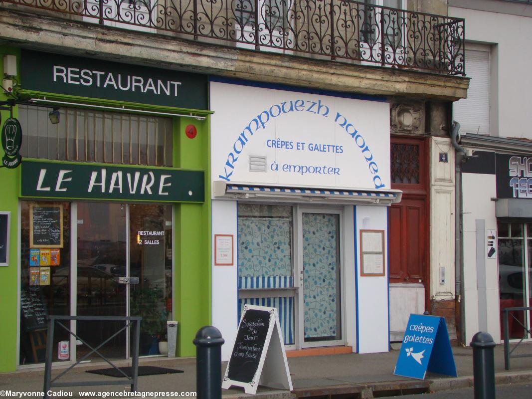 La boutique de vente de crêpes à emporter Krampouezh Naoned rue de l’Hermitage à Nantes.