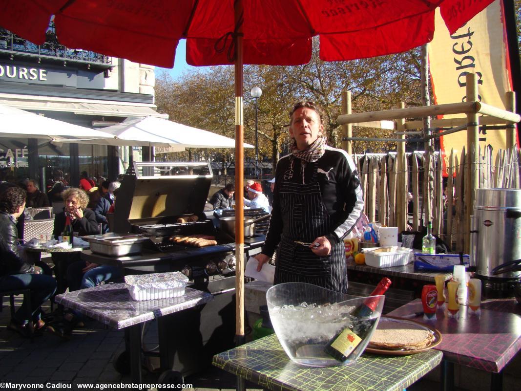 M. Charrier en terrasse de La Bourse, place du Commerce à Nantes, dimanche 7 à 13 h.