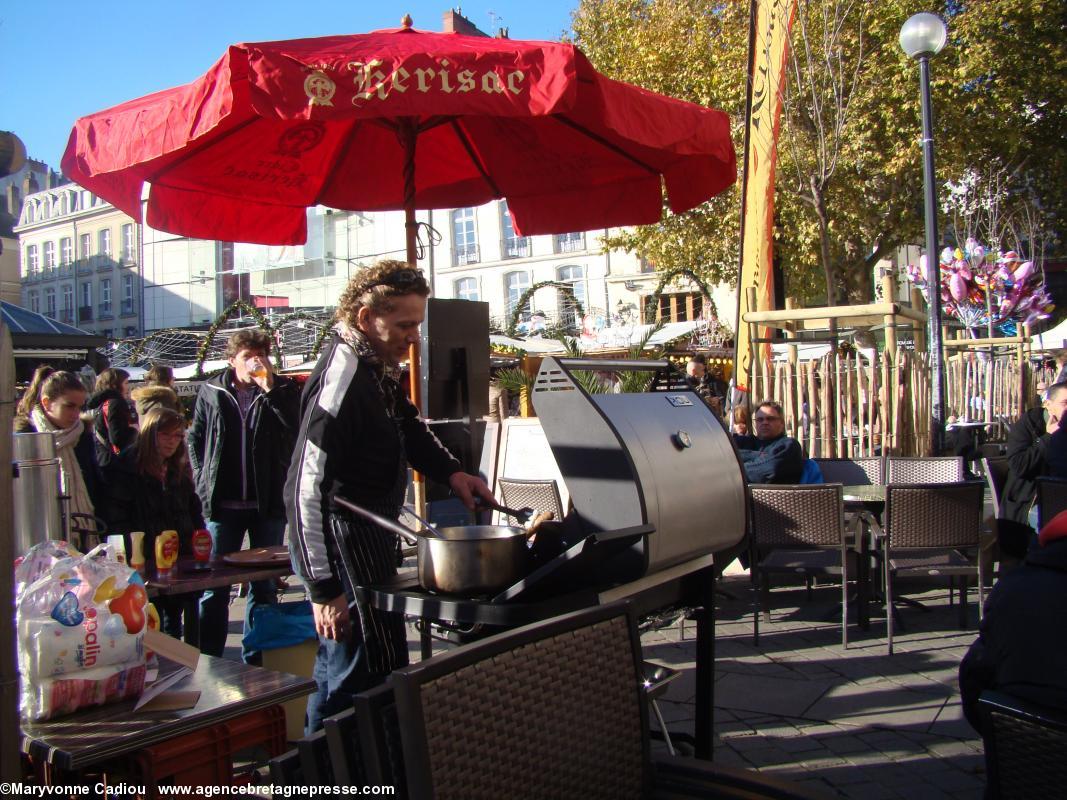 En terrasse de La Bourse, place du Commerce à Nantes, dimanche 7 à 13 h.