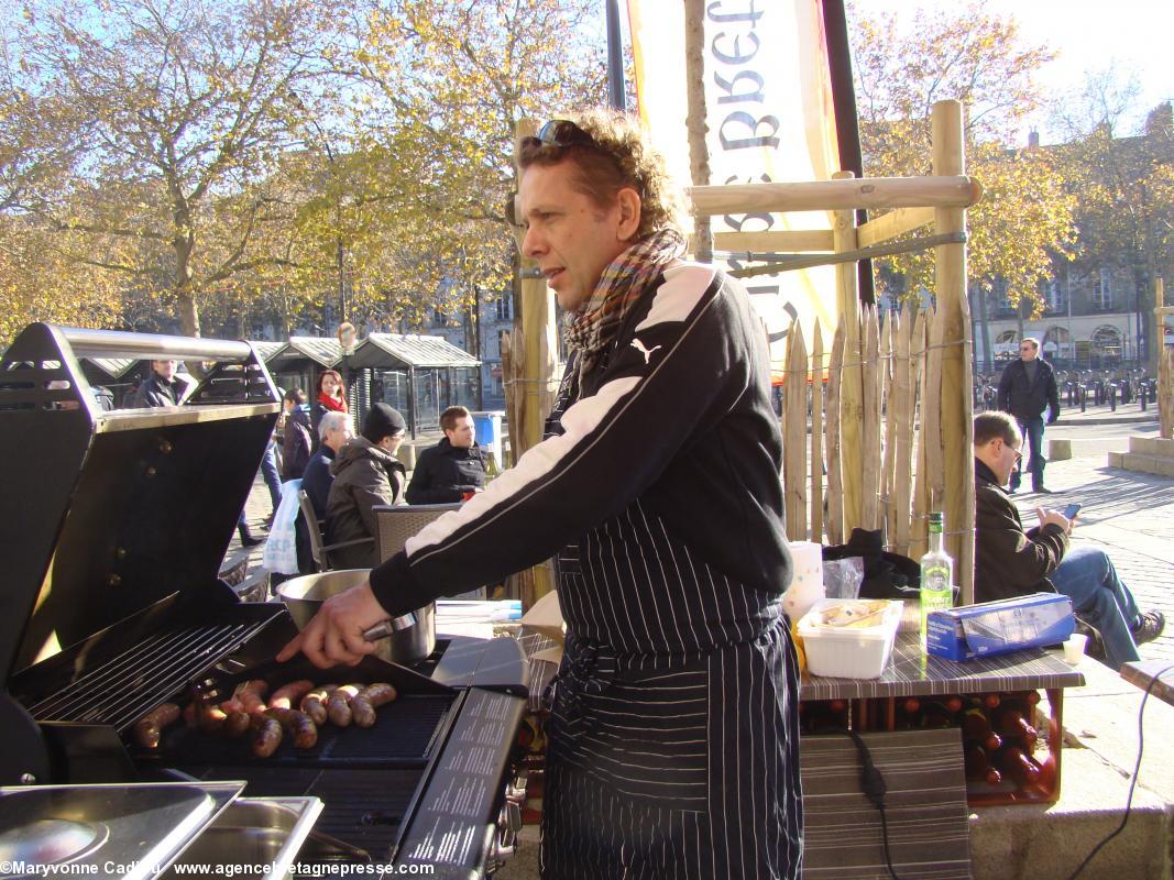 M. Charrier à son barbecue en terrasse de La Bourse, place du Commerce à Nantes, dimanche 7 à 13 h.