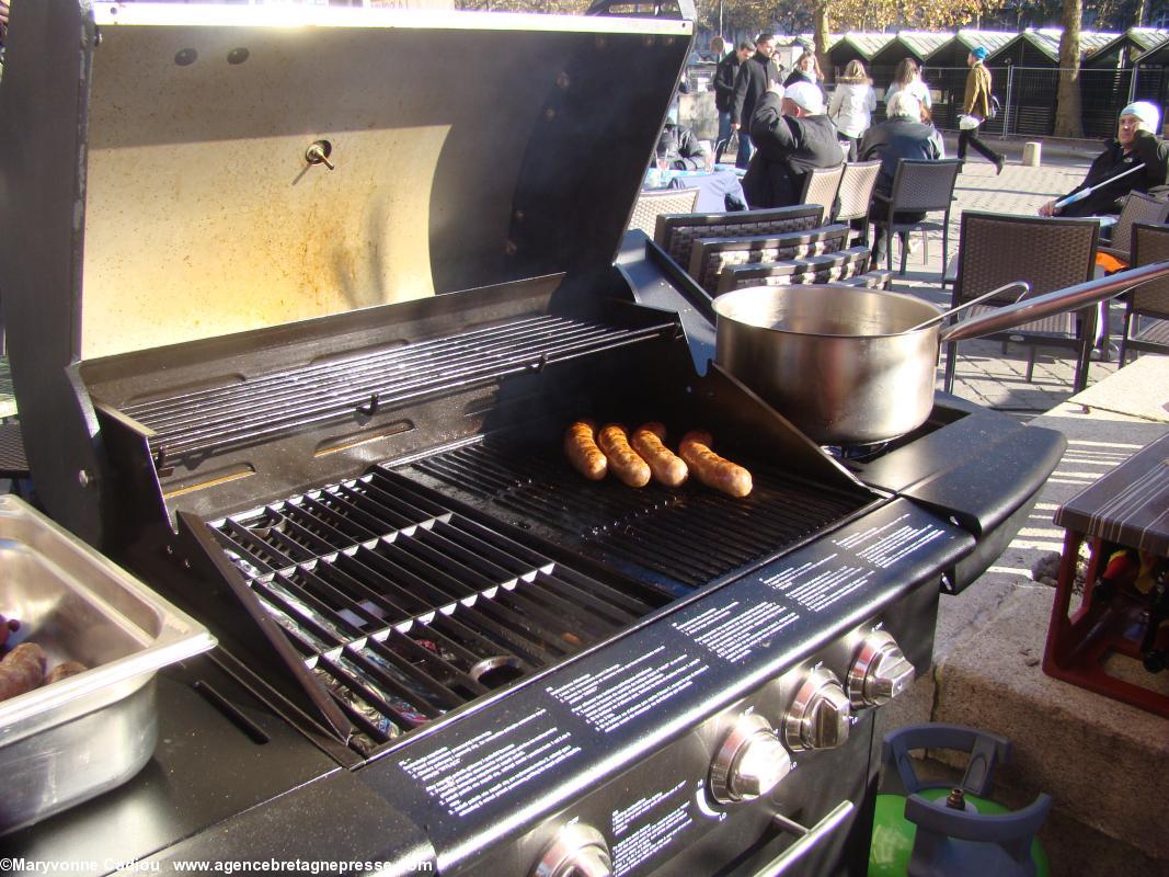 Le barbecue où grillent les saucisses de Rennes. Place du Commerce à Nantes, dimanche 7 à 13 h.