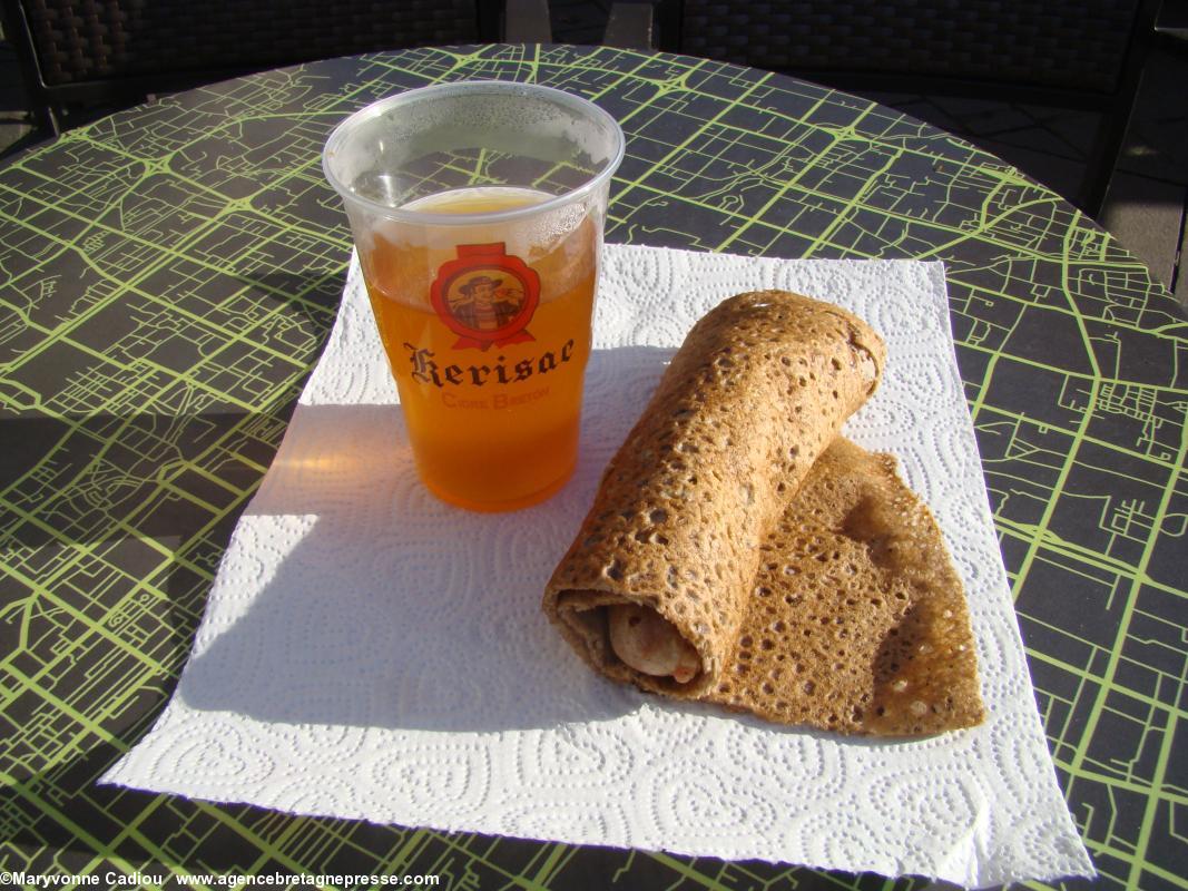 Saucisse de Rennes dans crêpe de blé noir nantaise et cidre chaud breton Kerisac.