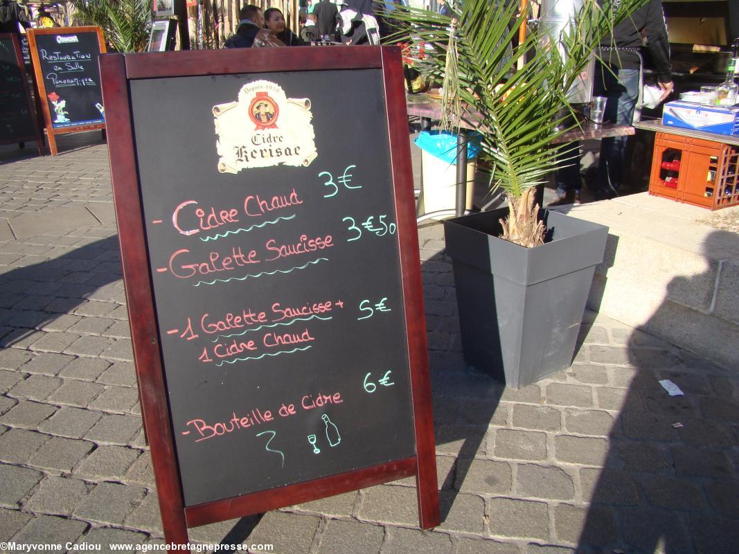 Le panneau bien en vue et au soleil. Place du Commerce à Nantes, dimanche 7 à 13 h.