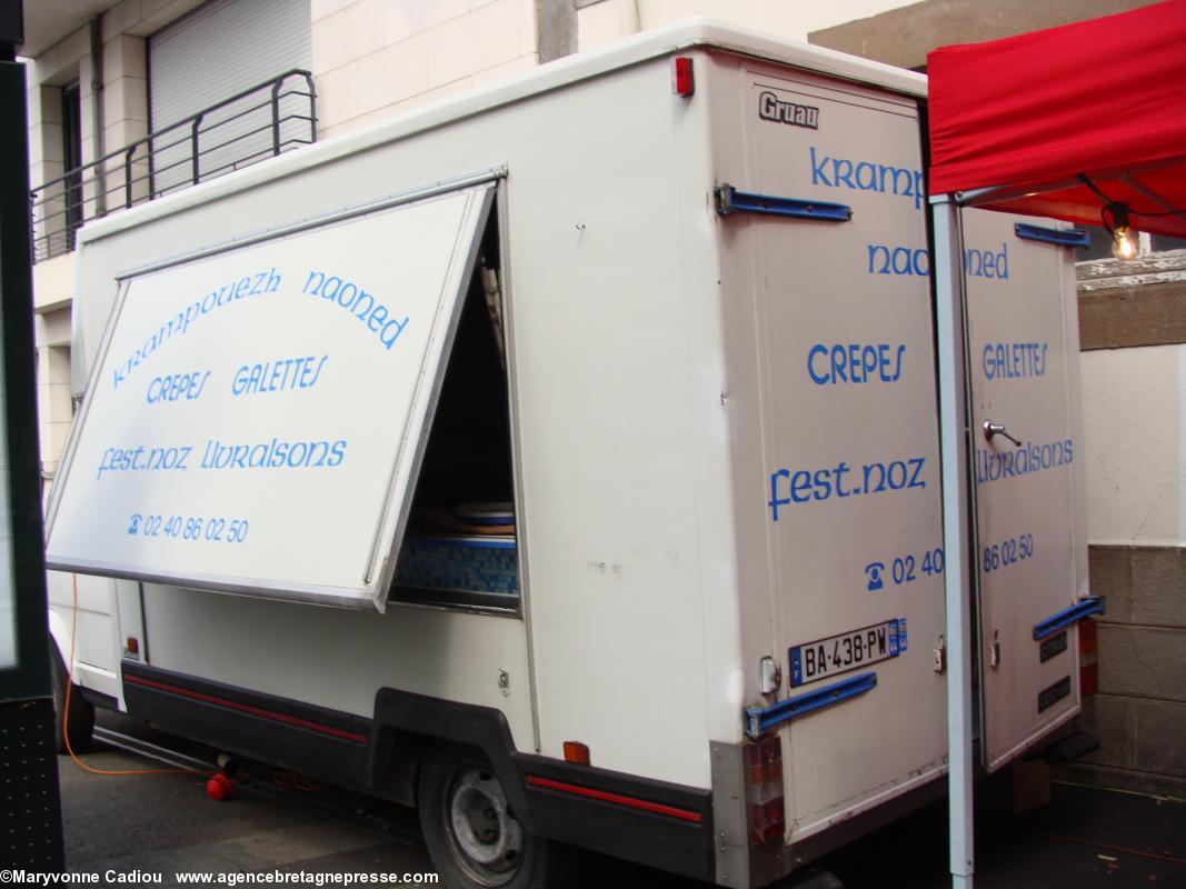 <i>Krampouezh Naoned</i> aux Journées de l’Erdre à Nantes en 2011. La camionnette. Avec deux autocollants plaque 44 et drapeau breton.