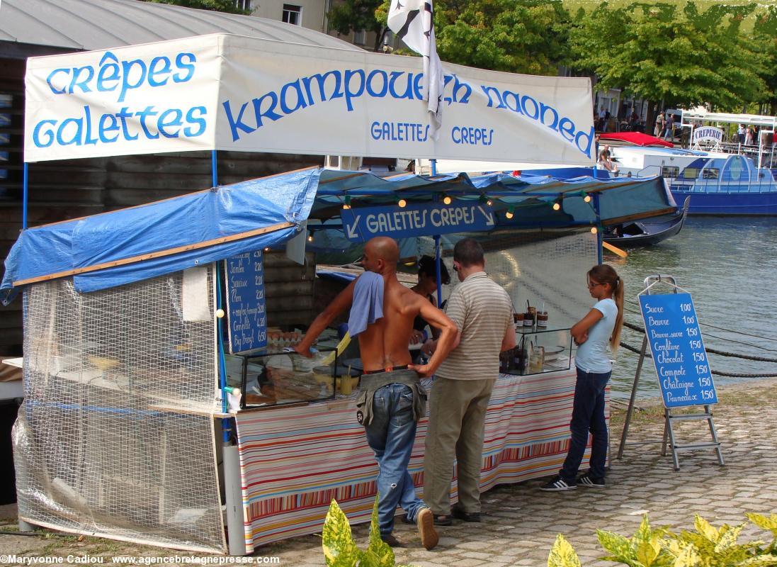 <i>Krampouezh Naoned</i> aux Journées de l’Erdre à Nantes en 2011. Le stand.