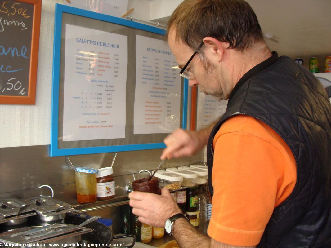 <i>Krampouezh Naoned</i> à Nantes. Bruno Le Borgne en décembre 2013 dans sa boutique.