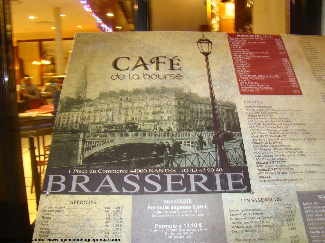 Le café brasserie de La Bourse à Nantes place du Commerce s’affiche en vitrine.