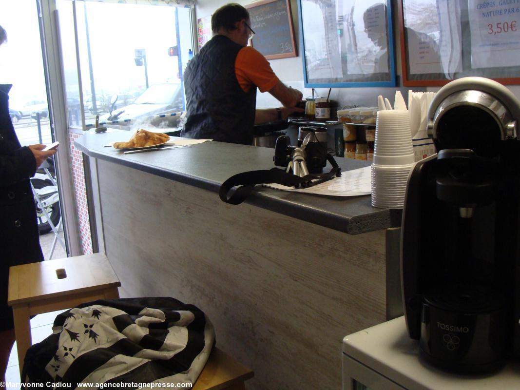 <i>Krampouezh Naoned</i> à Nantes. Deux places assises au bar. Premier plan la vitrine réfrigérée pour boissons.