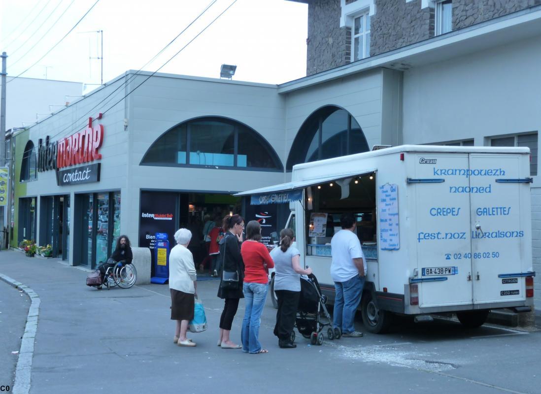 <i>Krampouezh Naoned</i> du temps de la camionnette. Ici près de l'Intermarché de la place Zola.