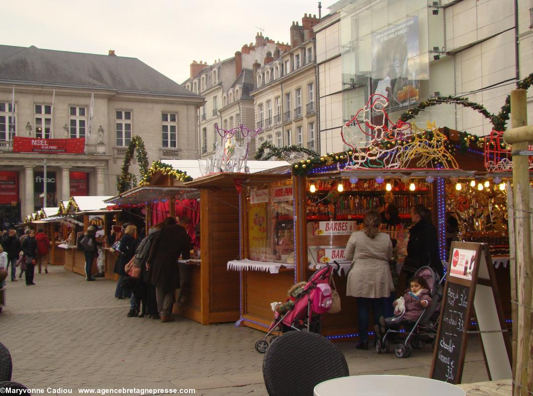 Les chalets de Noël entre fnac et cinéma Gaumont.