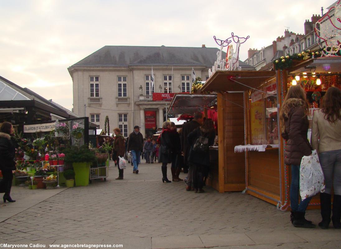 Près du marché aux fleurs permanent.