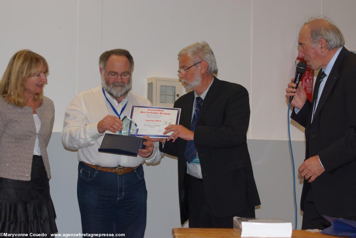 Grand prix des écrivains bretons remis par Pierre Livory à Michel Philippo pour Un été au paradis. À dr. Michel Priziac, à g. Éveline Thomer membre du jury (Ph. Maryvonne Couedo, membre de l’ICB).