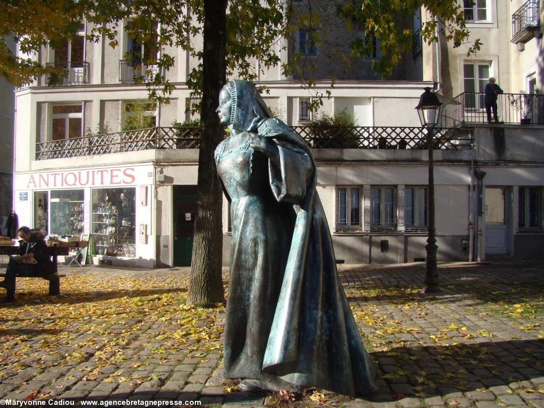 Pour mémoire, on ne s’en lasse pas de cette statue d'Anne de Bretagne, surtout par le beau soleil du matin de ce jour.