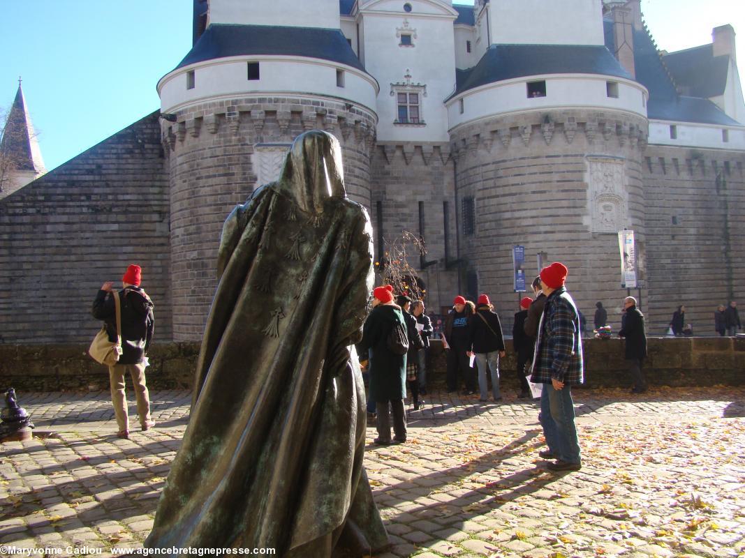 En allant poser devant le château des ducs de Bretagne de Nantes et devant la duchesse.