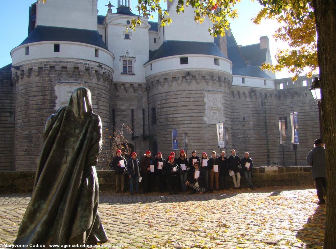 Les Bonnets rouges de Nantes devant le château des ducs de Bretagne de Nantes.