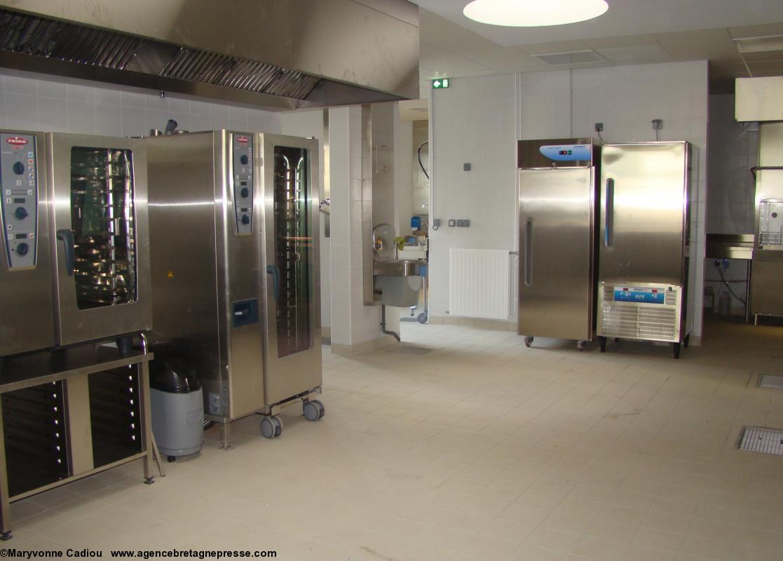 Cuisine pour près de 400 repas quotidiens. Collège Anne de Bretagne. Saint-Herblain.