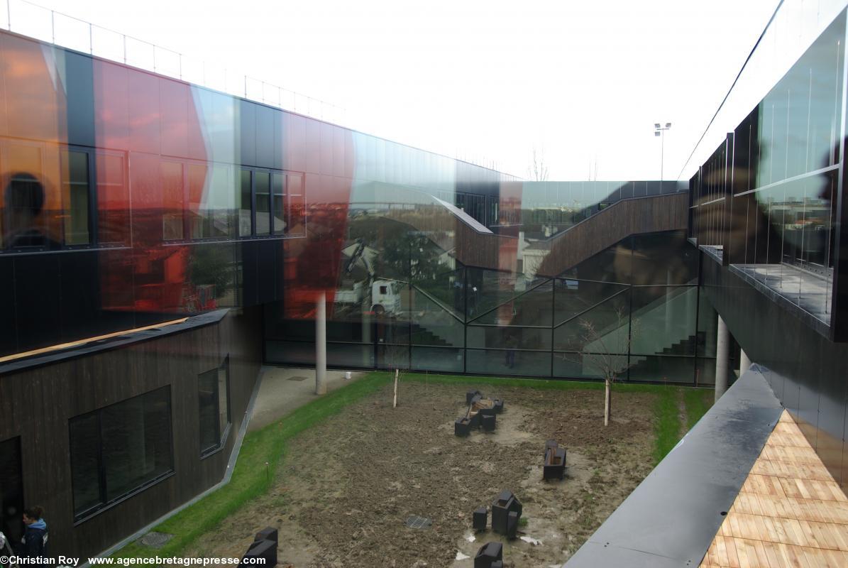 Reflets. Où s’arrête le virtuel ? Collège Anne de Bretagne. Saint-Herblain.