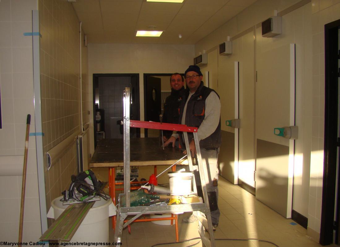 Des menuisiers heureux d’avoir participé à ce beau chantier. Collège Anne de Bretagne. Saint-Herblain.