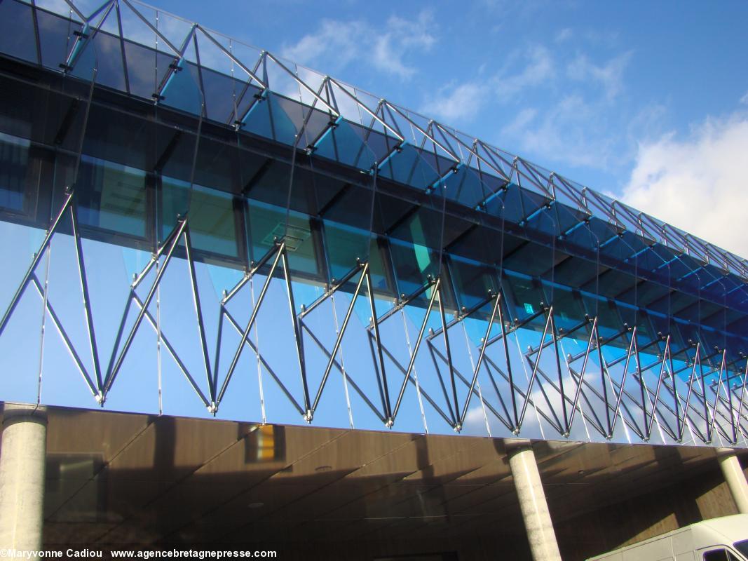 Collège Anne de Bretagne. Saint-Herblain. Façade sud. Aluminium poli.