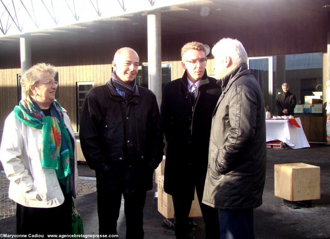 Mireille Martin, Michel Ménard, Emmanuel Pierre, Philippe Grosvalet. Avant la remise des clés. Collège Anne de Bretagne. Saint-Herblain.