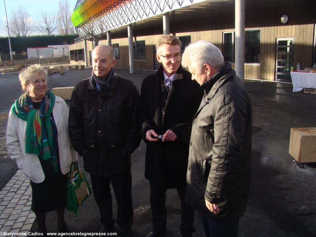 Emmanuel Pierre a reçu les clés du collège. Collège Anne de Bretagne. Saint-Herblain.