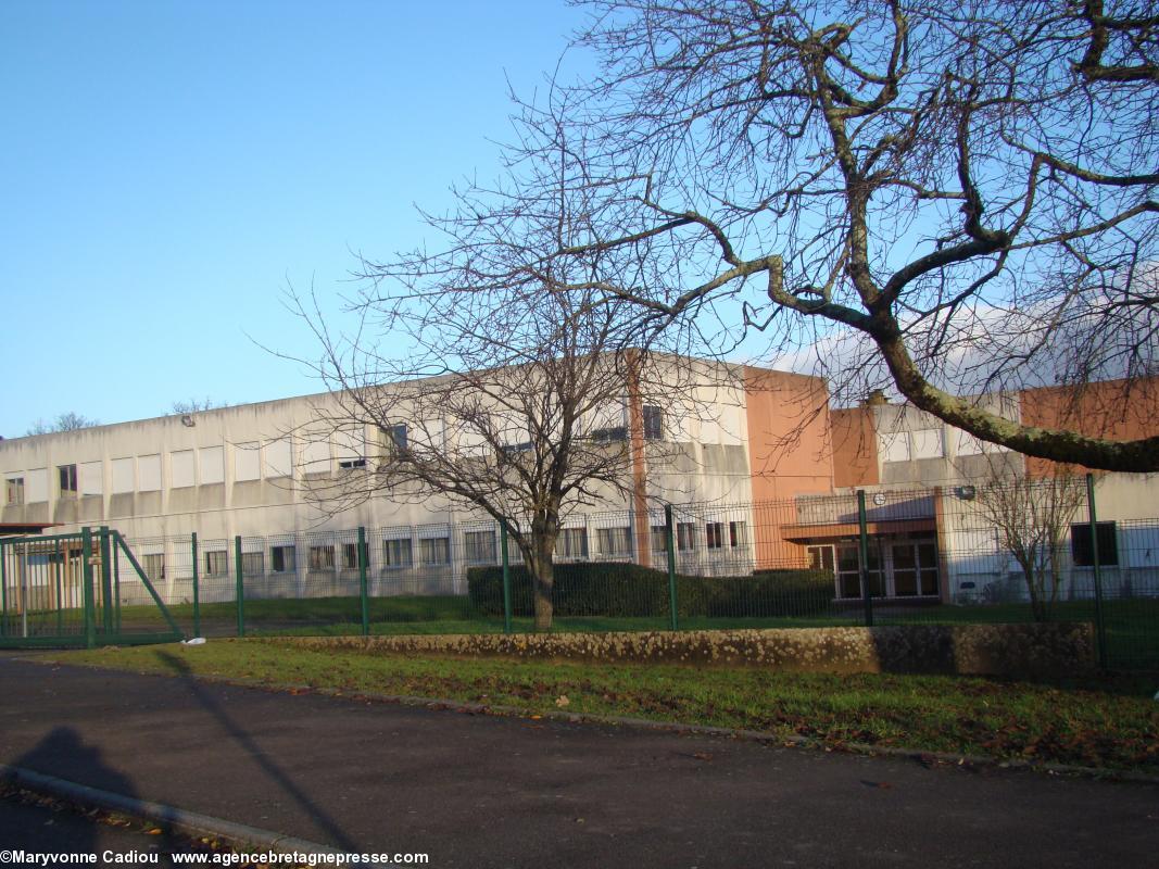 Une vue de l’ancien collège Anne de Bretagne qui vit ses dernières semaines avant démolition. 67 rue de la Gare. Collège Anne de Bretagne. Saint-Herblain.