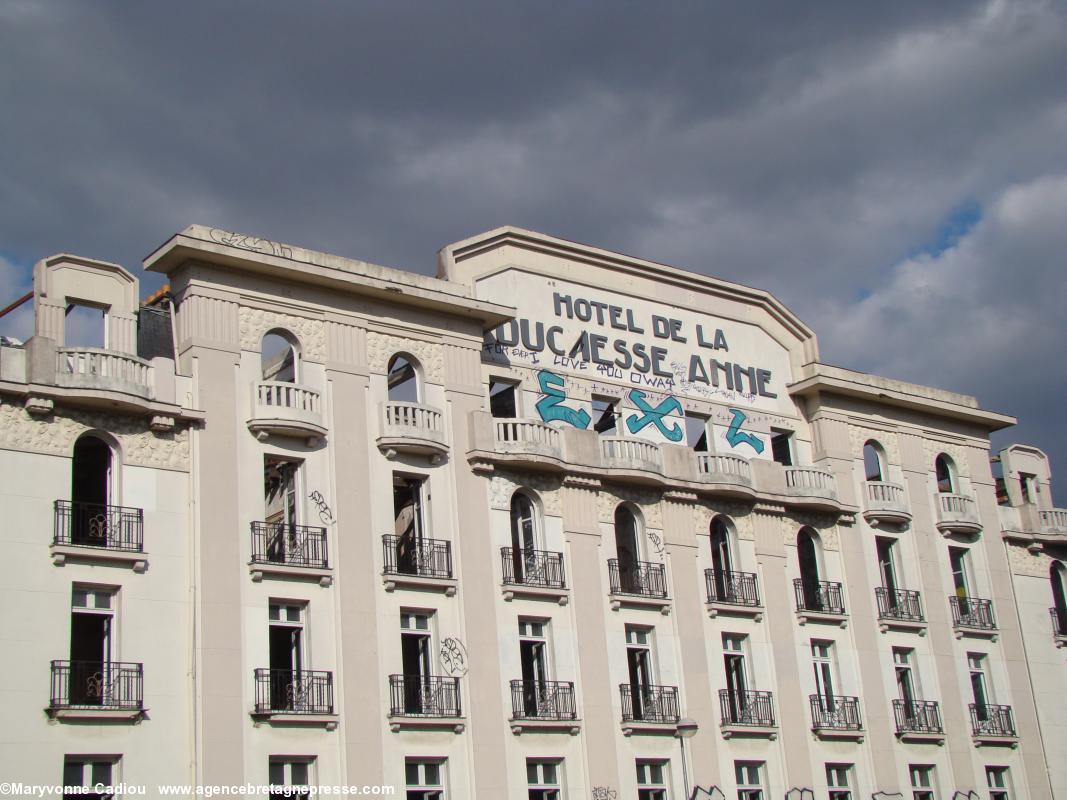 La Duchesse Anne n’a plus son hôtel (photo du 10 juillet 2011). Il n’est plus protégé et complètement vandalisé à l’intérieur?