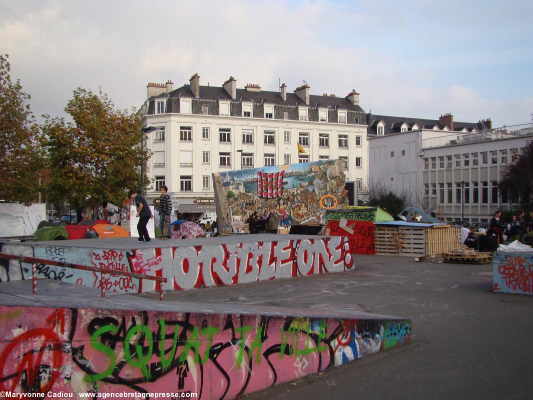 Le mur Royal de Luxe a été déplacé près de la piste de planches à roulettes. Combien de temps tiendra-t-il sans barbouillages ? (Photo de novembre 2011).