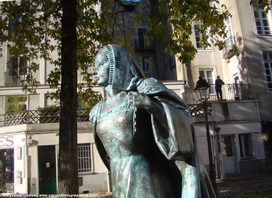 Il nous reste, à peine taguée au décolleté et au cou et les yeux légèrement bleuis, la statue d’Anne de Bretagne par Jean Fréour, devant le château des ducs de Bretagne (photo du 7 décembre 2013).