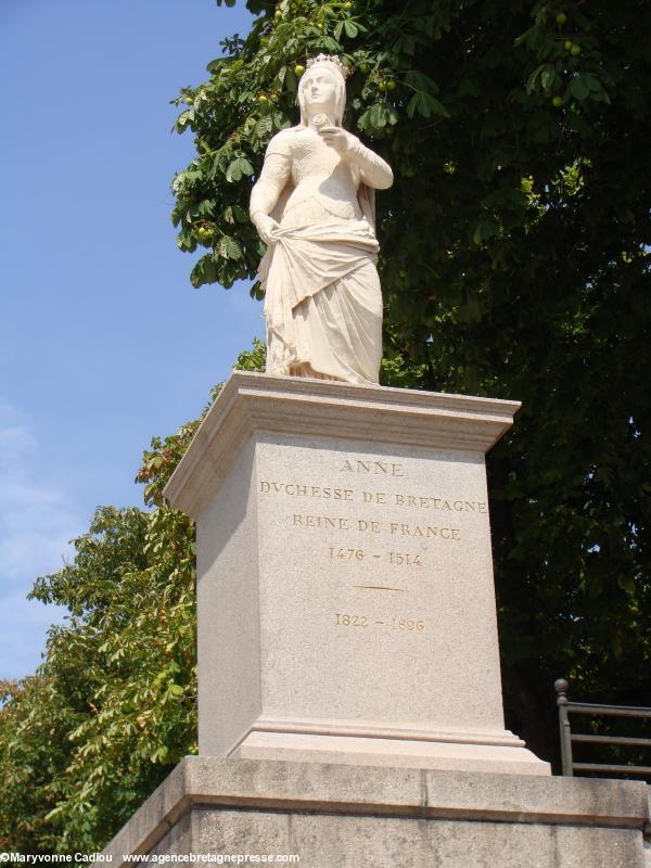 Statue d’Anne de Bretagne par Dominique Molknecht, sculpteur français d'origine autrichienne, au sud du cours Saint-Pierre en pendant de celle d’Arthur III, restaurées il y a quelques années.