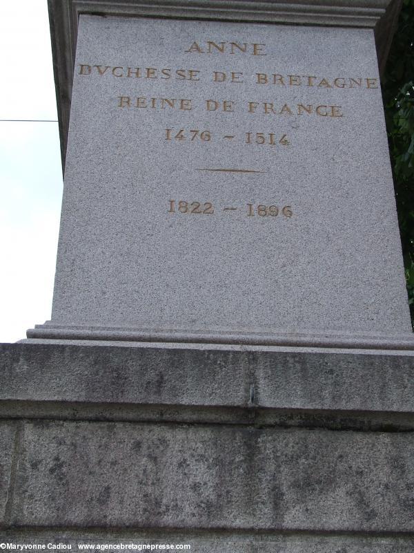 Le socle de la statue d’Anne de Bretagne porte une erreur sur sa date de naissance : 1476 au lieu de 1477... Quant aux dates en dessous que signifient-elles ? Les dates du sculpteur sont 1793-1876.