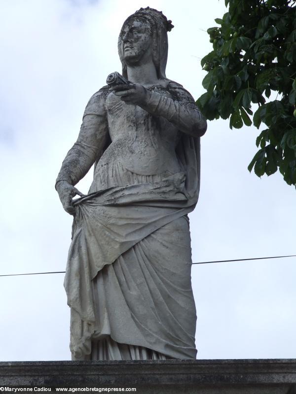 La statue d’Anne de Bretagne du XIXe siècle avait bien besoin d’être restaurée (photo de 2007).