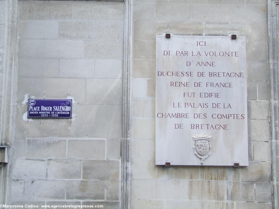 Place Roger Salengro sur le mur de l’actuelle préfecture (photo de juillet 2007).